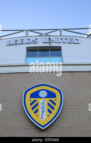 Leeds United crest del distintivo al loro famoso Elland Road terreno di calcio, in Leeds West Yorkshire, Inghilterra Foto Stock