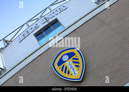 Leeds United crest del distintivo al loro famoso Elland Road terreno di calcio, in Leeds West Yorkshire, Inghilterra Foto Stock