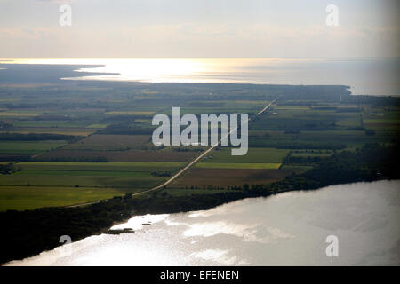 La Saginaw Bay, Michigan e contigui terreni agricoli. Route 25 guardando verso Porto Austin vicino a Eagle Bay e Alaska Bay. La Saginaw B Foto Stock