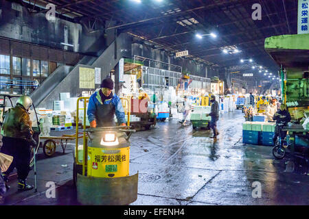 Mattina di lavoratori presso il Mercato del Pesce di Tsukiji a Tokyo. Foto Stock