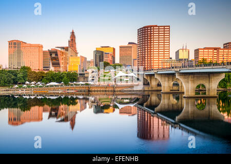 Hartford, Connecticut, Stati Uniti d'America downtown skyline della città sul fiume. Foto Stock