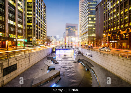 Seoul, Corea del Sud paesaggio urbano di flusso Cheonggye durante il crepuscolo. Foto Stock