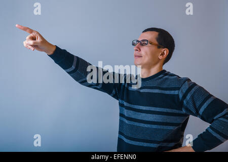 Unione-cercando maschio di circa trenta punti il dito verso l'alto Foto Stock