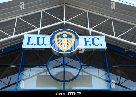 Leeds United crest del distintivo al loro famoso Elland Road terreno di calcio, in Leeds West Yorkshire, Inghilterra Foto Stock