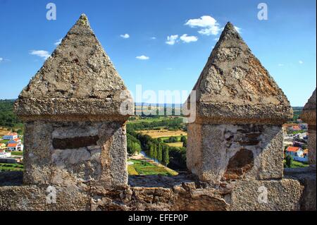 Merli e merlature in castello Sabugal, Portogallo Foto Stock