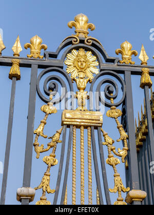 Recinzione frontale del Palazzo di Versailles con decorazioni dorate, Francia Foto Stock