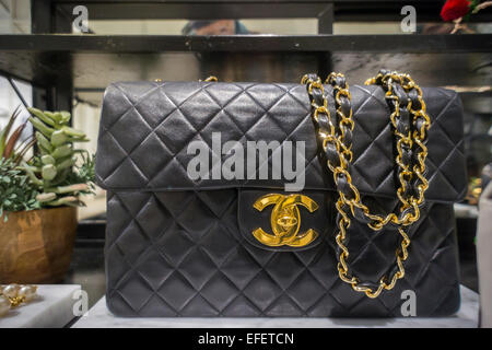 Un vintage Chanel borsetta, in vendita per oltre $6000, nel solo di mattoni e malta negozio del gap Piperlime dell online brand nel quartiere di Soho di New York Sabato, 24 gennaio 2015. Il gioco ha annunciato che sta tirando la spina sul marchio Piperlime, che non ha mai raggiunto la società è attesa entro la fine del primo trimestre del 2015.(© Richard B. Levine) Foto Stock