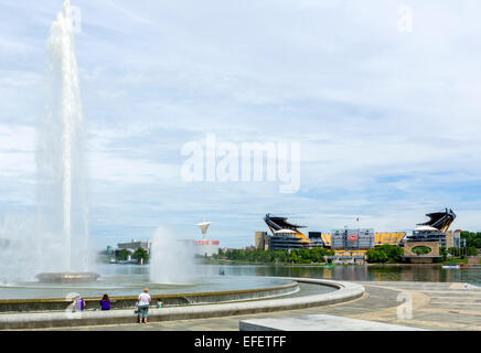 Heinz Field Stadium vista lungo il fiume Allegheny dal punto del parco statale di Pittsburgh, in Pennsylvania, STATI UNITI D'AMERICA Foto Stock