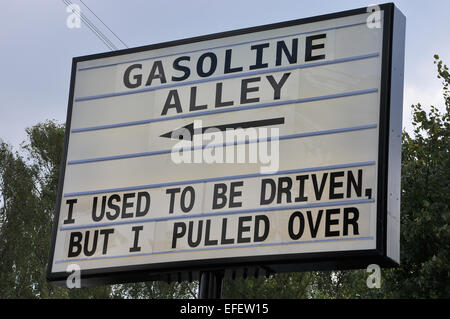 Una volta ero guidato, ma mi sono fermato. Gasoline Alley. Un segno comico al Goodwood Revival. Segno umoristico Foto Stock