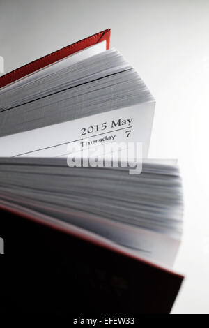 Un diario che mostra la pagina della data delle prossime elezioni generali britanniche. Foto Stock