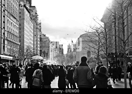 Il MET in New York City. Street Photography. La folla di gente. Linea. In bianco e nero Foto Stock