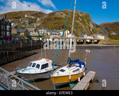 Barche ormeggiate nel porto a Blaenau Ffestiniog una popolare località balneare in Gwynedd in Galles del Nord Regno Unito alla foce del fiume Mawddach Foto Stock