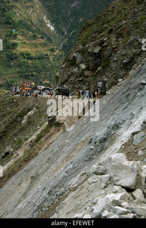 Blocchi di frana strada lungo la Karakoram Highway in Pakistan Foto Stock