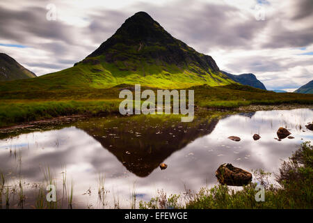 Una lunga esposizione dell'distintamente forma di montagna Buachaille Etive Beag su Rannoch Moor, vicino a Glencoe. Foto Stock