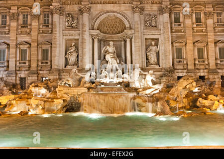 La famosa fontana di Trevi di notte, Roma, Italia. Foto Stock