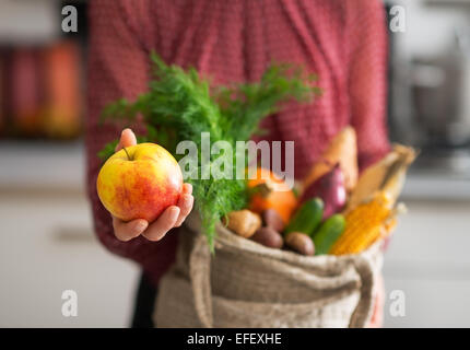 Primo piano sul giovane casalinga che mostra apple Foto Stock