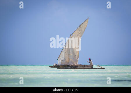 Dhow di legno barca fisher sull'Oceano Indiano vicino a Zanzibar, Tanzania Foto Stock