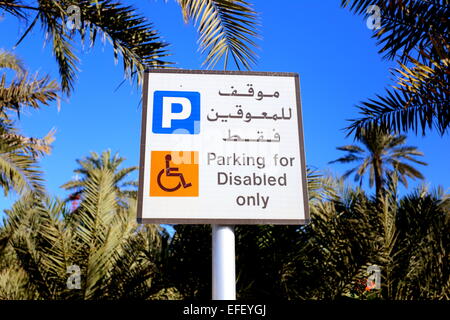 Un segno in arabo e in inglese che indica il parcheggio per disabili solo, Budaiya, Regno del Bahrein Foto Stock