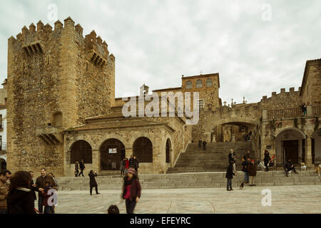 Torre Bujaco e l arco della Estrela nella piazza principale di Caceres, Estremadura, Spagna, Europa Foto Stock