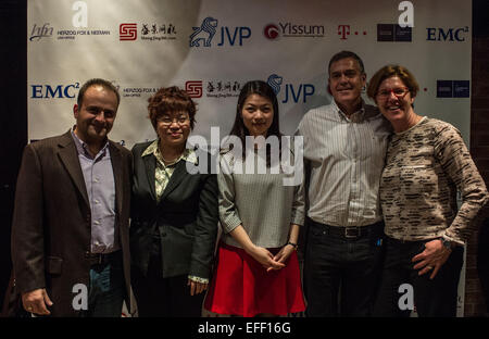 (150202) - TEL AVIV, Febbraio 2, 2015 (Xinhua) -- Senior Partner dei cinesi Shengjing360 gruppo Xiangyun Wang (2 L) e General Partner di Jerusalem Venture Partners (JVP) Fondi Kobi Rozengarten (seconda R) posano per una fotografia durante il lancio della pista israeliana del primo 'Global Innovation Award' di Tel Aviv, Israele, nel febbraio 2, 2015. Le relazioni commerciali tra israeliani e le società cinesi hanno preso un altro passo in avanti il lunedì, come una società cinese e un israeliano società venture capital ha annunciato un concorso di innovazione che avrebbe premiato il vincitore startup innovative con 1 milioni di brevetto statunitense n. Foto Stock