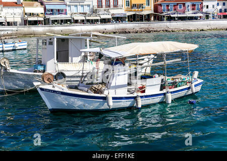 Tradizionale greco per barche da pesca ormeggiate a parga città nel mar Ionio. Foto Stock