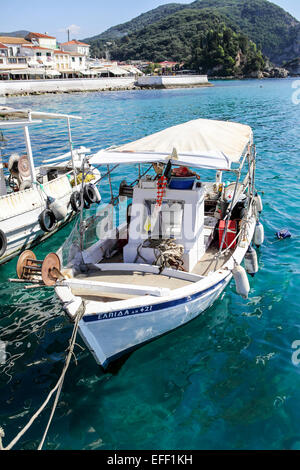 Impostare a ormeggi in città di Parga e nel Mar Ionio, questi greco navi da pesca trasudano cultura e tradizione. Foto Stock