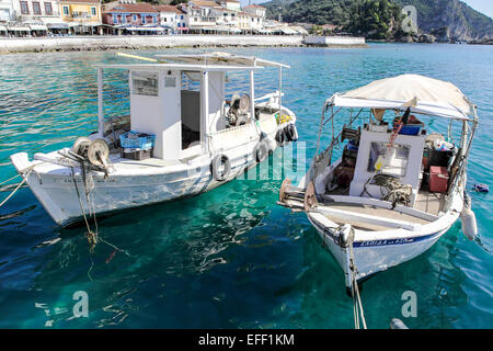 Impostare a ormeggi in città di Parga e nel Mar Ionio, questi greco navi da pesca trasudano cultura e tradizione. Foto Stock