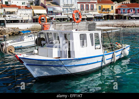 Impostare a ormeggi in città di Parga e nel Mar Ionio, questi greco navi da pesca trasudano cultura e tradizione. Foto Stock