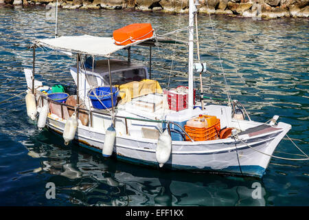Impostare a ormeggi in città di Parga e nel Mar Ionio, questi greco navi da pesca trasudano cultura e tradizione. Foto Stock