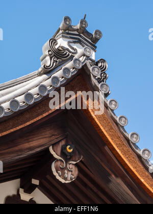 Dettaglio del tetto dagli edifici del Palazzo Imperiale di Kyoto Foto Stock