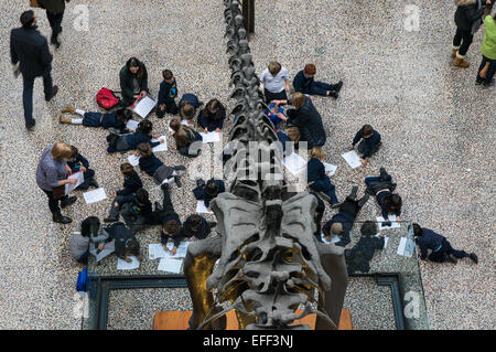 A scuola i bambini in visita al Museo di Storia Naturale di Londra England Regno Unito Regno Unito Foto Stock