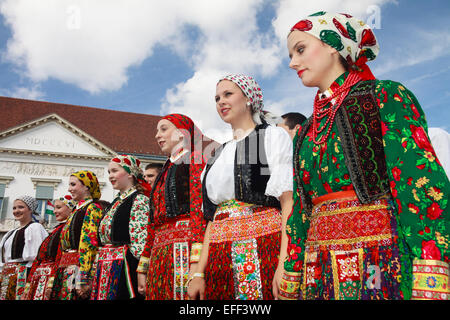 Ballerini in costumi tradizionali presso il festival internazionale dei vini a Castle Hill, Budapest, Ungheria Foto Stock