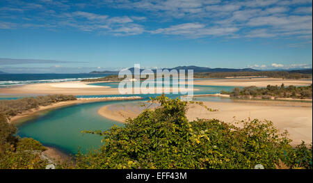 Spettacolare vista panoramica sulle turchesi acque cristalline del fiume, a estuario & Oceano Pacifico con vaste spiagge di sabbia sotto il cielo blu a Nambucca capi, NSW Aust Foto Stock