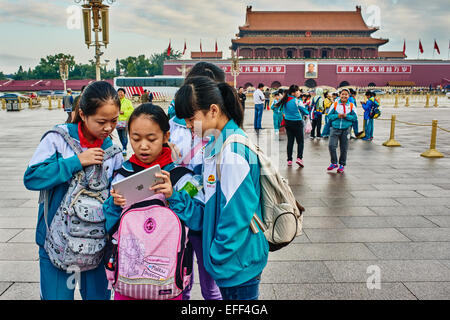 Pechino , Cina - 24 Settembre 2014: i bambini cinesi tenendo ipad digitale compressa davanti alla città proibita Piazza Tiananmen Pechino CINA Foto Stock