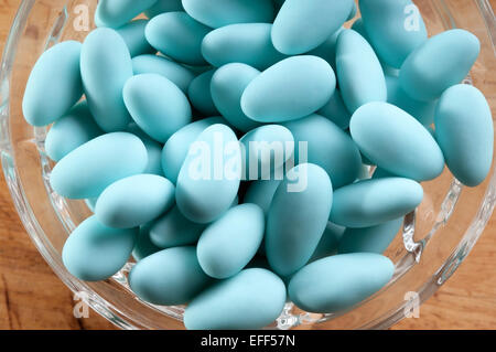 Blue confetti tipico dolce mandorla utilizzato per festeggiare la nascita di un figlio Foto Stock