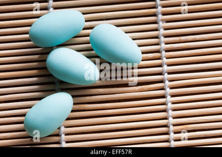 Blue confetti tipico dolce mandorla utilizzato per festeggiare la nascita di un figlio Foto Stock