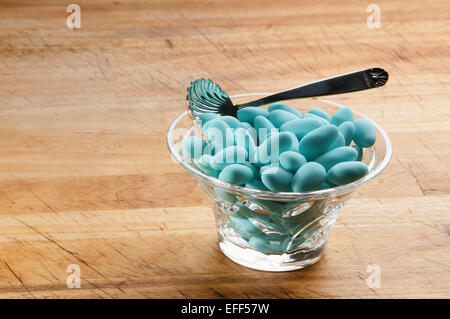 Blue confetti tipico dolce mandorla utilizzato per festeggiare la nascita di un figlio Foto Stock