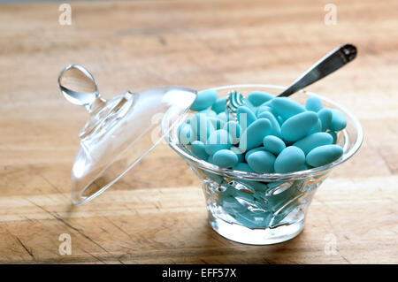 Blue confetti tipico dolce mandorla utilizzato per festeggiare la nascita di un figlio Foto Stock