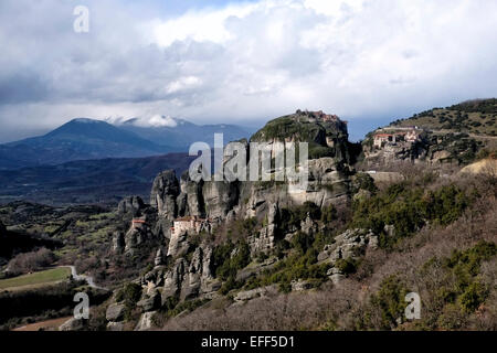 Il greco monasteri ortodossi costruita sulla pietra arenaria naturale rock pilastri in Meteora presso il bordo nord-occidentale della pianura della Tessaglia nei pressi di Pindo in Grecia centrale Foto Stock