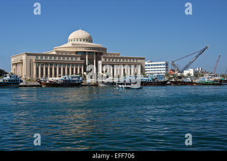 Dipartimento della magistratura e barche su Sharjah Creek, Sharjah Emirati Arabi Uniti Foto Stock