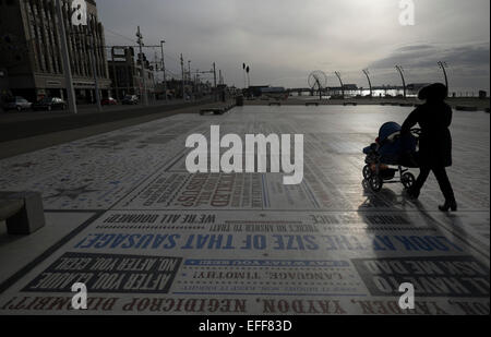 Blackpool commedia tappeto madre anteriore spingendo la PRAM. Credito: lee ramsden / alamy Foto Stock