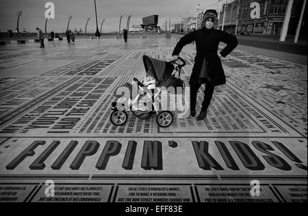 Blackpool commedia tappeto madre anteriore spingendo la PRAM. Credito: LEE RAMSDEN / ALAMY Foto Stock