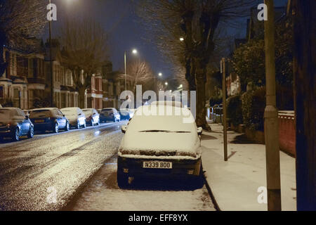 Turnpike Lane, Londra, Regno Unito. 3 febbraio 2015. Una leggera nevicata si deposita nel nord di Londra. Credito: Matteo Chattle/Alamy Live News Foto Stock