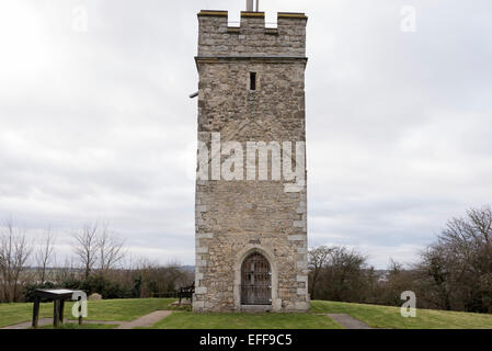 Tutto ciò che resta di San Michele è la Chiesa, Pitsea, Essex è la torre con un palo telefonico proveniente da esso. Foto Stock