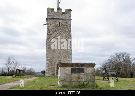 Tutto ciò che resta di San Michele è la Chiesa, Pitsea, Essex è la torre con un palo telefonico proveniente da esso. Foto Stock