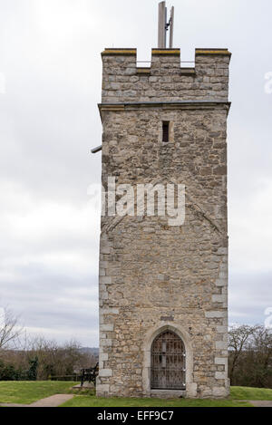 Tutto ciò che resta di San Michele è la Chiesa, Pitsea, Essex è la torre con un palo telefonico proveniente da esso. Foto Stock