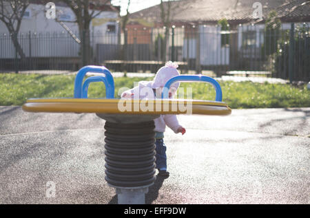 Il toddler giocando in ansdell, Lytham St Annes lansdowne consiglio comunità del parco. Credito: lee ramsden / alamy Foto Stock