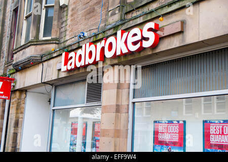 Filiale dei negozi di scommesse Ladbrokes a Matlock, Derbyshire, Inghilterra, Regno Unito Foto Stock