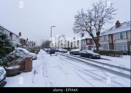 Merton Park, SW LONDRA, REGNO UNITO. 3 febbraio 2015. Nevicata nelle prime ore lascia le strade dei sobborghi rivestito di mattina ora di punta. Credito: Malcolm Park editoriale/Alamy Live News Foto Stock