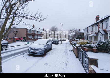 Merton Park, SW LONDRA, REGNO UNITO. 3 febbraio 2015. Nevicata nelle prime ore lascia le strade dei sobborghi rivestito di mattina ora di punta. Credito: Malcolm Park editoriale/Alamy Live News Foto Stock